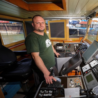 Der Schiffsführer Bartholomäus  Januszewicz auf dem Motorschiff „Kronos“ im Hafen von Niehl.