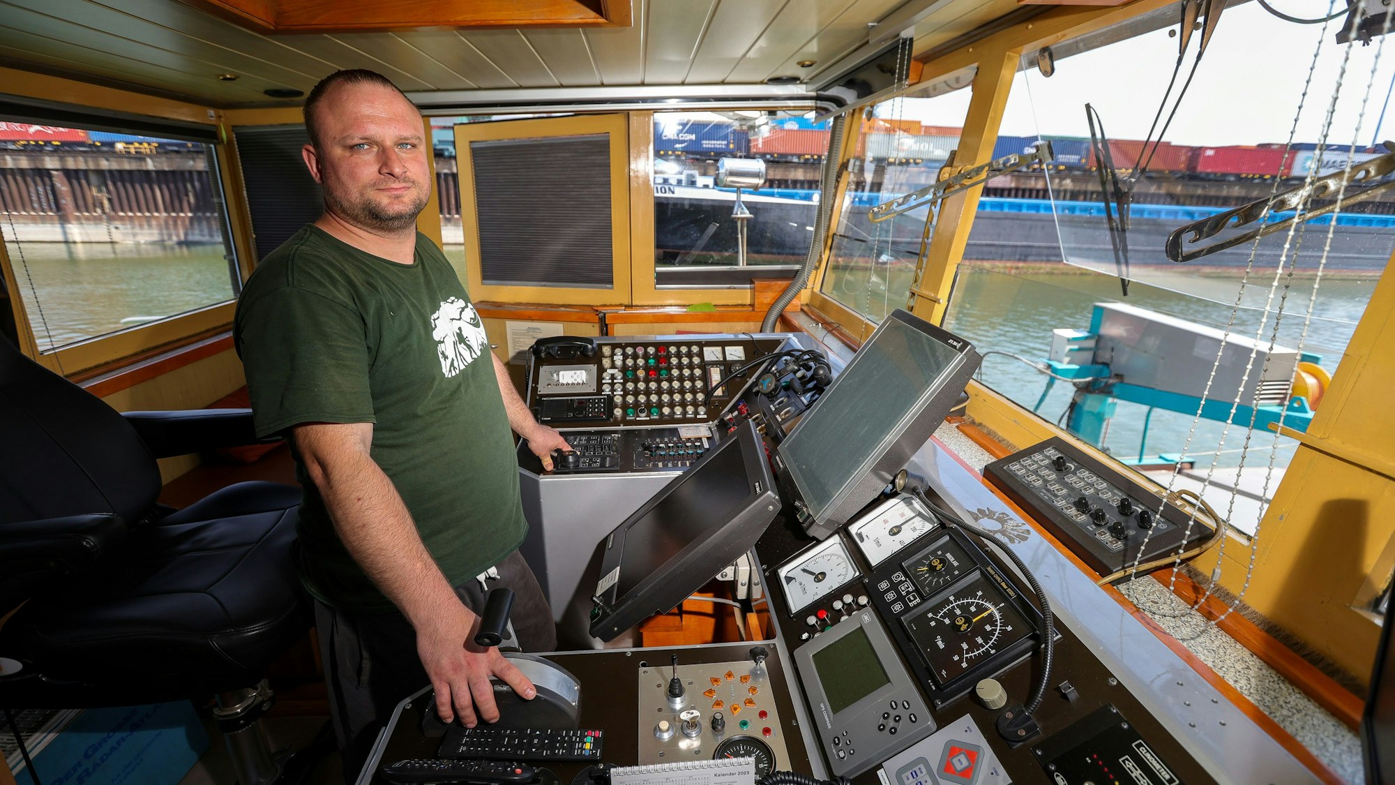 Der Schiffsführer Bartholomäus Januszewicz auf dem Motorschiff „Kronos“ im Hafen von Niehl.