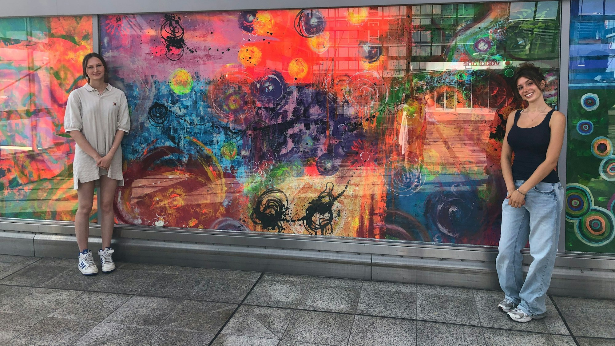 Kathi (r.) und Marlies, Schülerinnen des Freiherr-vom-Stein-Gymnasiums.