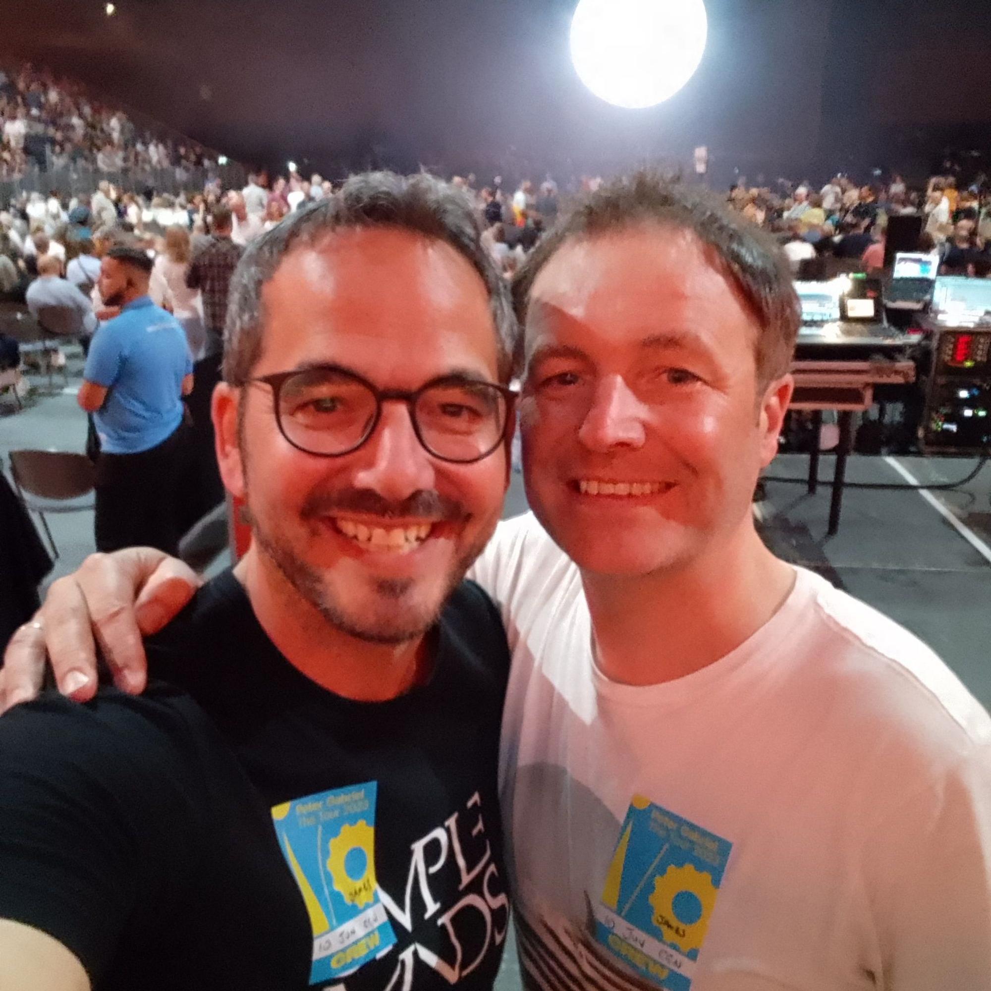 Jan und Volker schauen beim gemeinsamen Selfie in die Kamera.