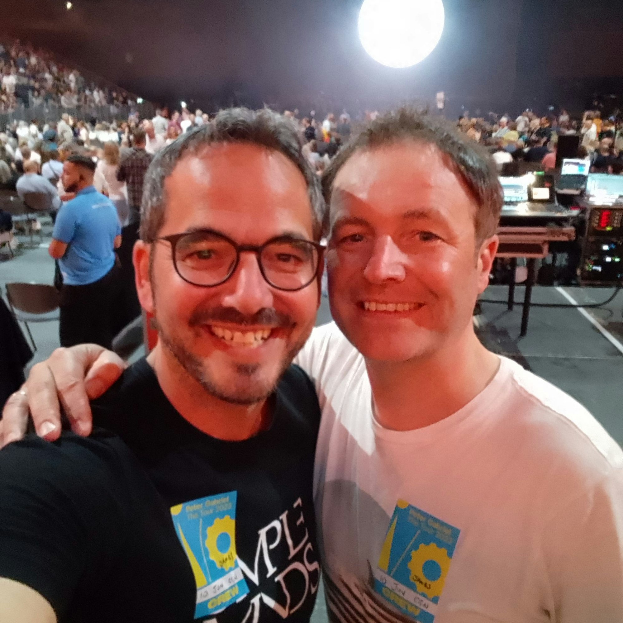 Jan und Volker schauen beim gemeinsamen Selfie in die Kamera.