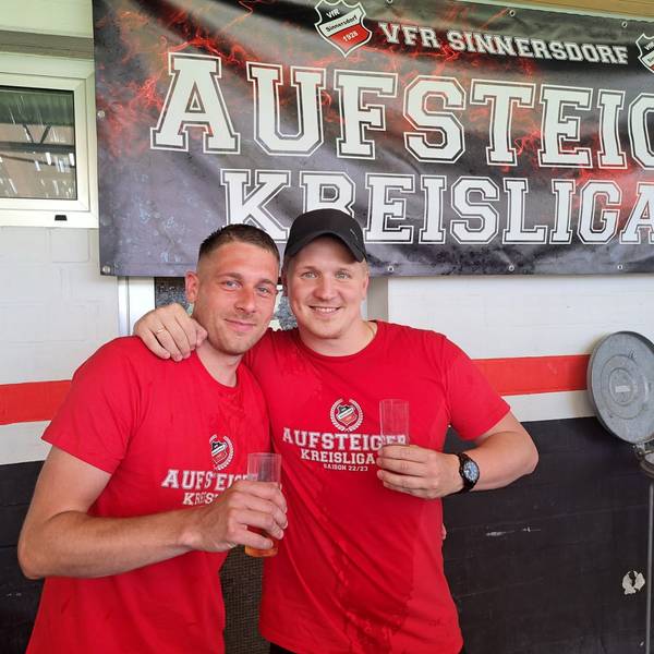 Zwei Fußballer trinken nach dem Aufstieg ein Kölsch.