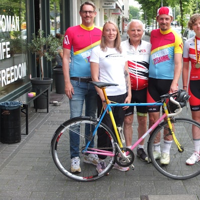 Christoph Kothen, Melanie Schmidt, Artur Tabat, Oliver Zillger und Annamaria Borger stehen vor einem Sportrad.