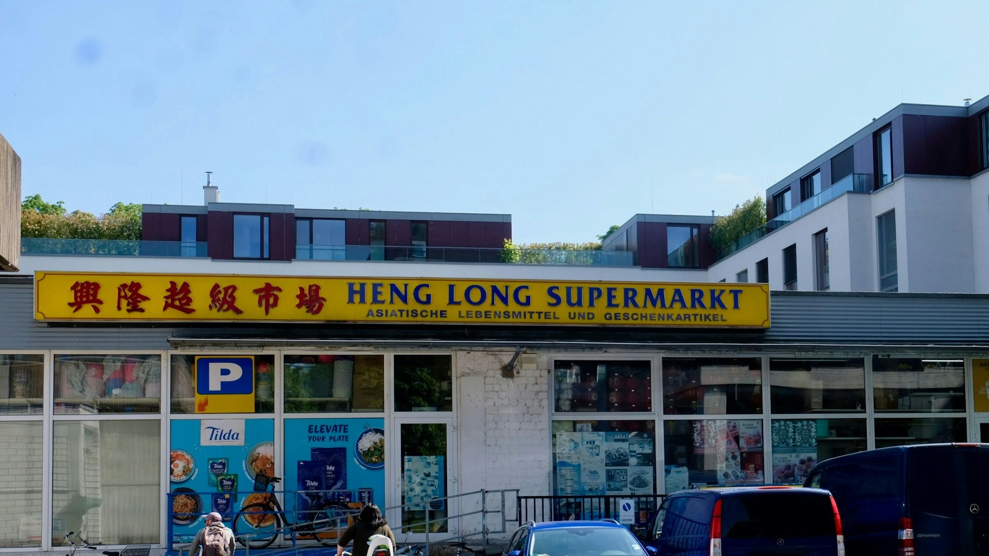 Der Supermarkt hat ein gelbes Außenschild