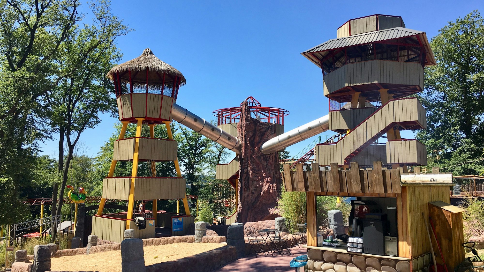 DreiTürme, die durch Rutschen miteinander verbunden sind.