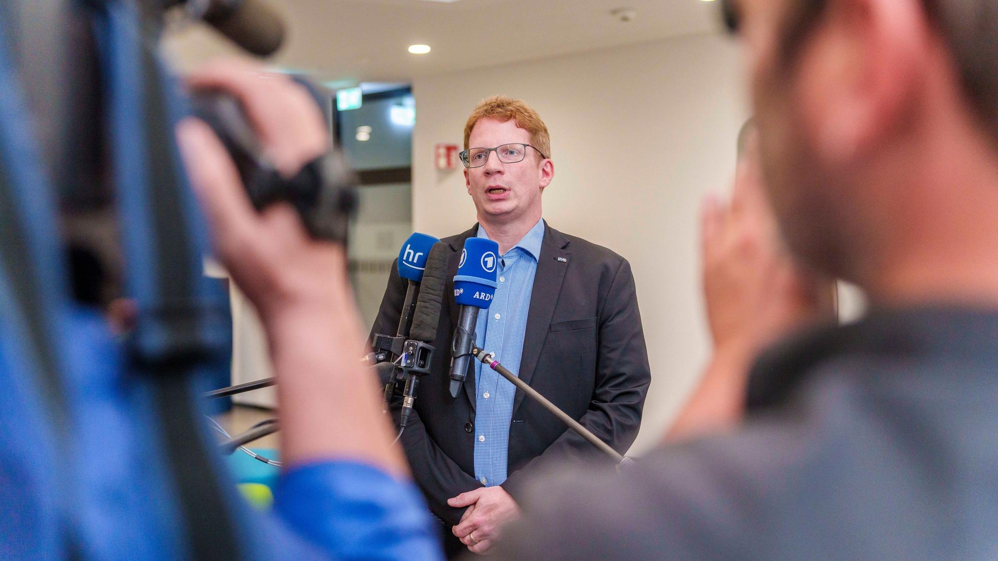 Kristian Loroch, stellvertretender Vorsitzender Eisenbahn- und Verkehrsgewerkschaft (EVG), gibt zu den laufenden Tarifgesprächen ein Statement ab.
