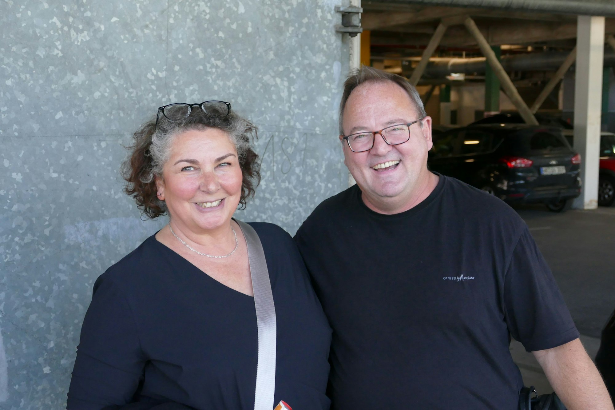 Frank Straube und Raffaela Pochiero lachen in die Kamera.