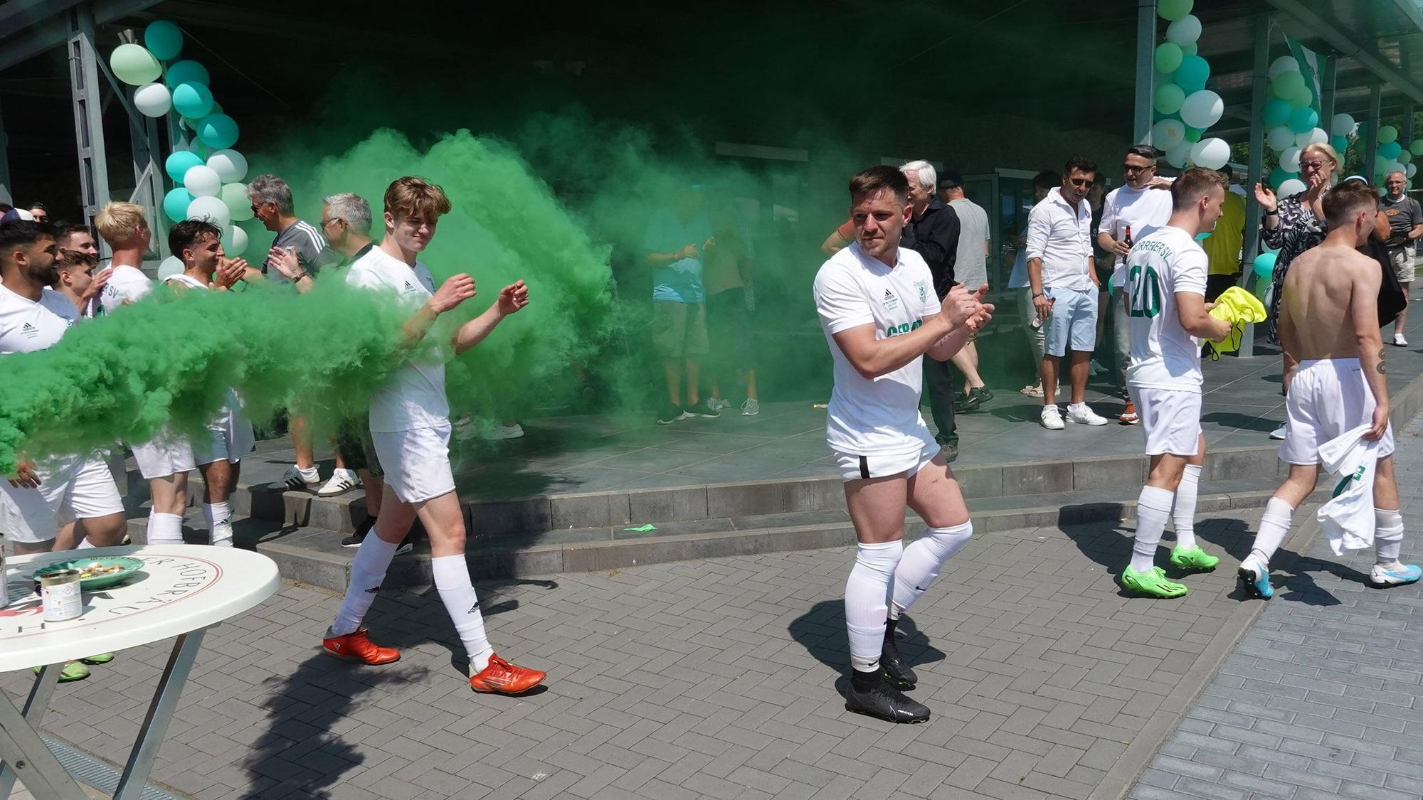Das Foto zeigt Spieler der 3. Mannschaft nach dem Sieg zum Aufstieg.