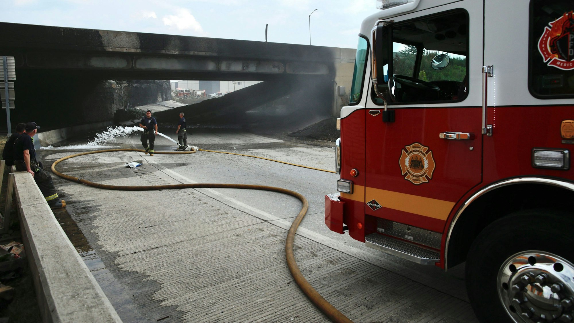 Feuerwehrleute stehen an der eingestürzten Brücke auf der Interstate 95,