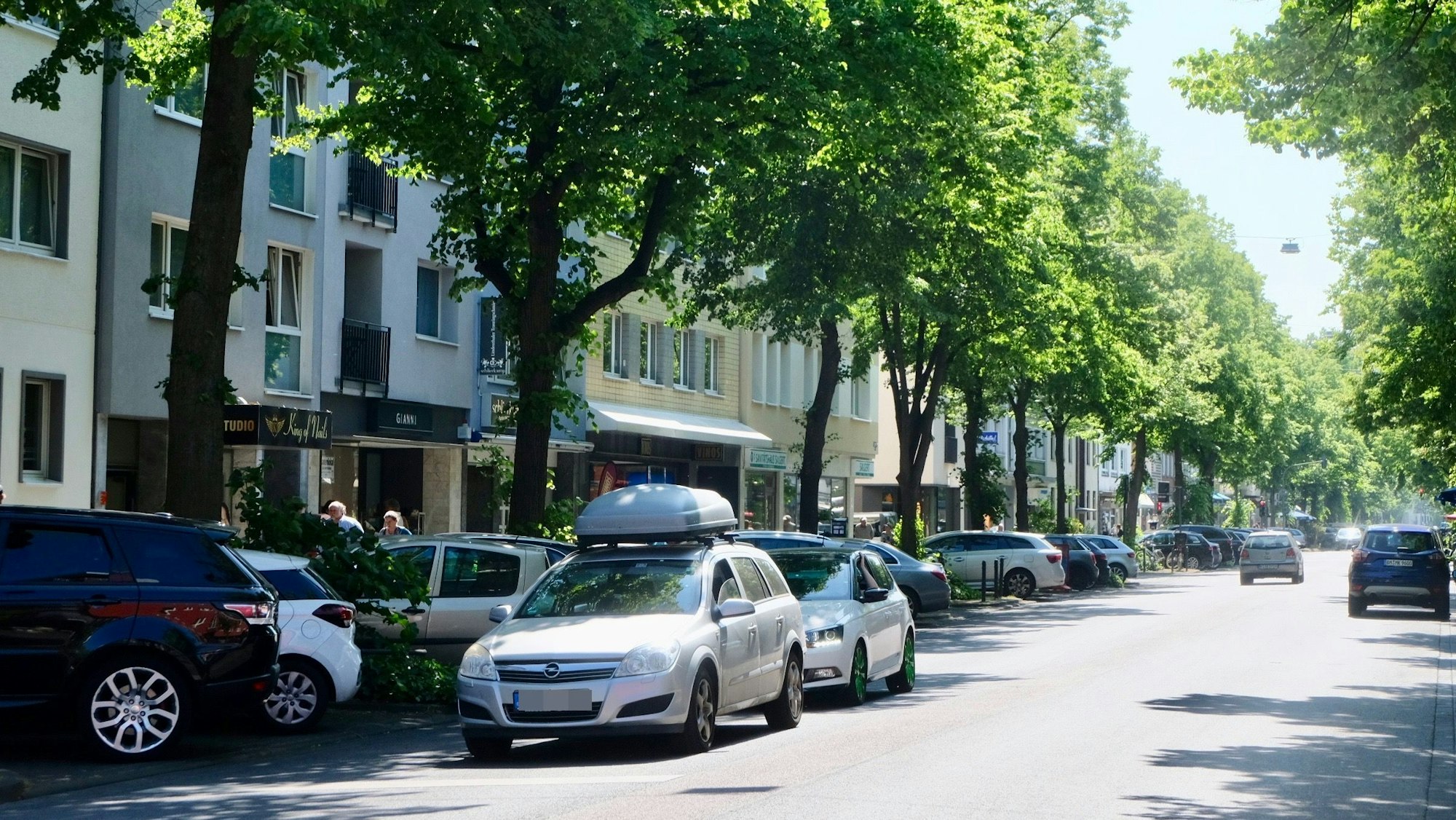 Viele Autos fahren auf einer Straße.