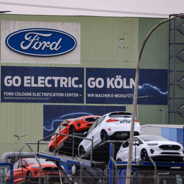 ARCHIV - 23.01.2023, Nordrhein-Westfalen, Köln: Autos stehen auf Transportfahrzeugen auf dem Werksgelände von Ford. (zu dpa «Ford eröffnet neues Kölner Elektroauto-Werk - Kanzler Scholz dabei») Foto: Oliver Berg/dpa +++ dpa-Bildfunk +++