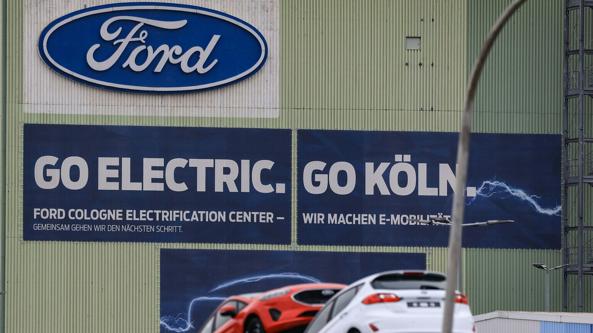ARCHIV - 23.01.2023, Nordrhein-Westfalen, Köln: Autos stehen auf Transportfahrzeugen auf dem Werksgelände von Ford. (zu dpa «Ford eröffnet neues Kölner Elektroauto-Werk - Kanzler Scholz dabei») Foto: Oliver Berg/dpa +++ dpa-Bildfunk +++