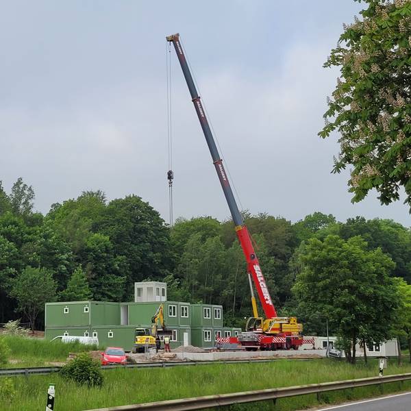 Aufbau der Container für Wohnungen für Flutopfer in Gemünd an der Kölner Straße.