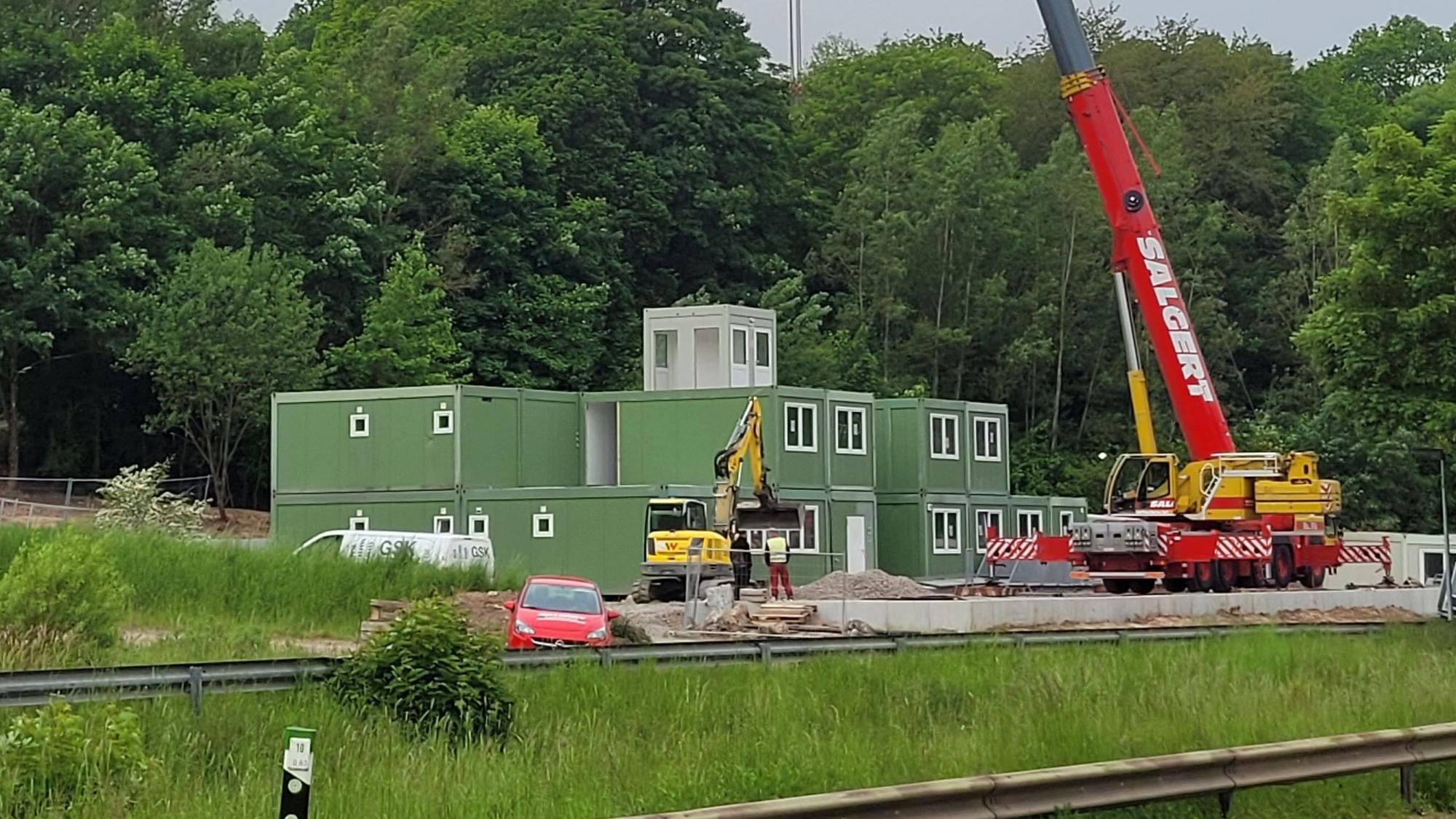 Aufbau der Container für Wohnungen für Flutopfer in Gemünd an der Kölner Straße.