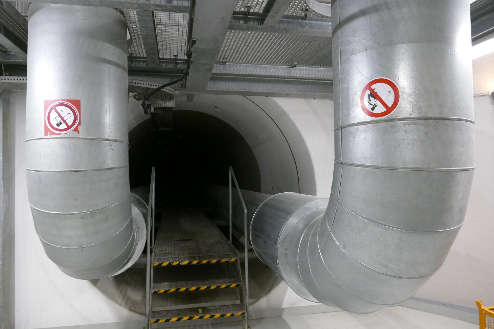 Die Röhren mit Fernwärme im Fernwärmetunnel.