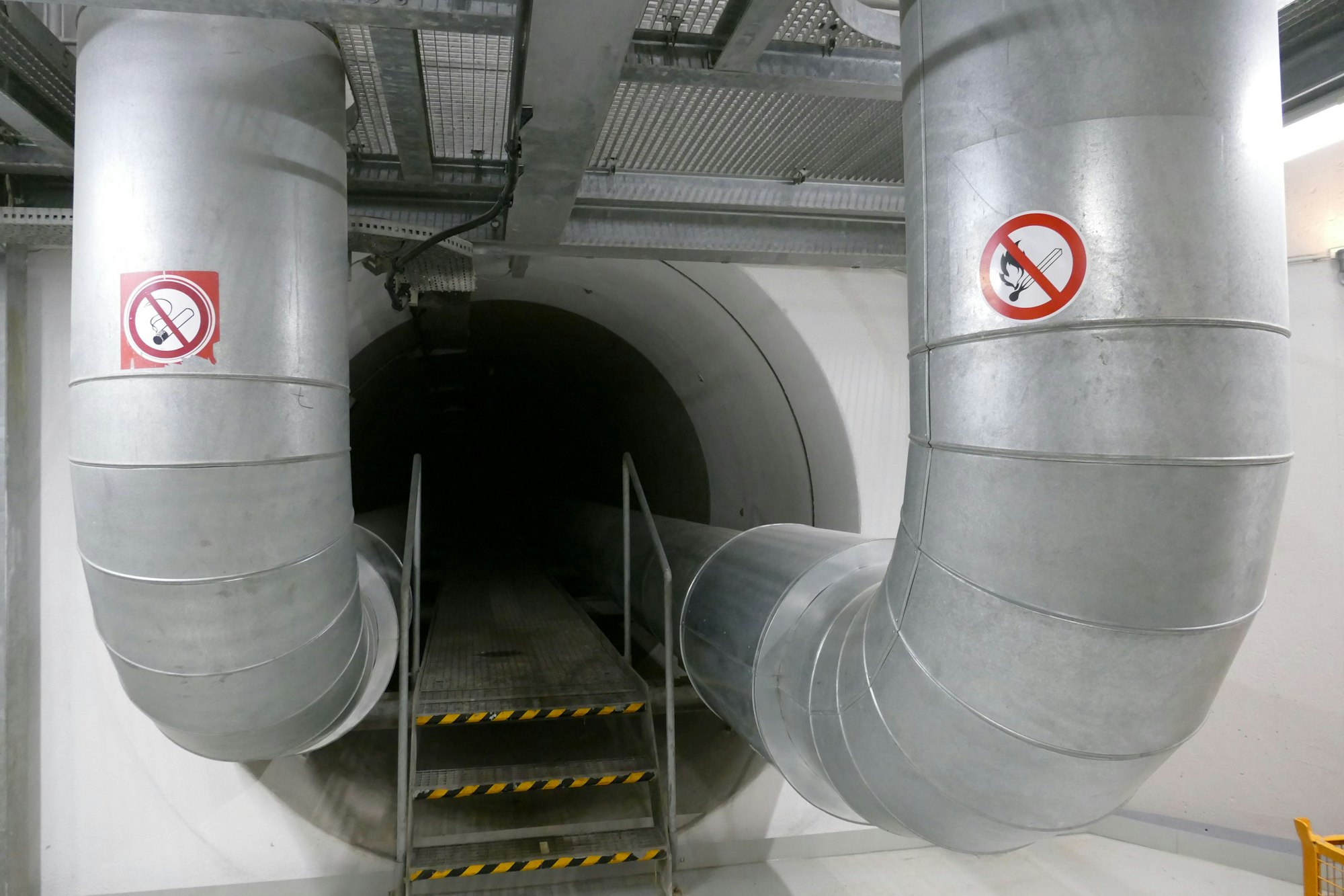 Die Röhren mit Fernwärme im Fernwärmetunnel.