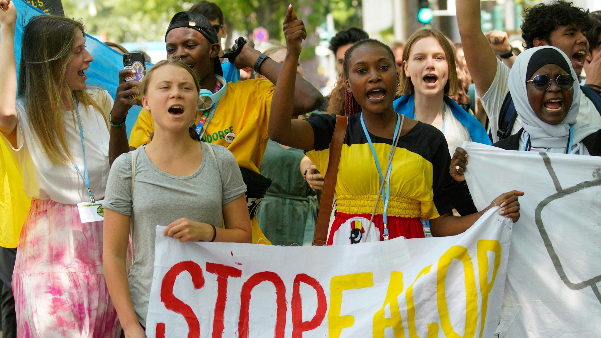 Zusammen mit anderen Demonstranten aus unterschiedlichen Ländern protestiert Greta Tuhnberg mit Bannern gegen fossile Brennstoffe.
