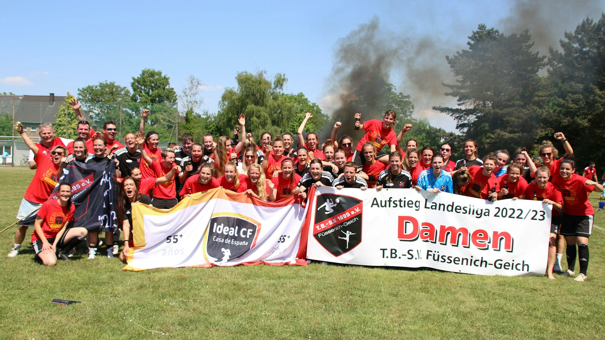 Die Spielerinnen von Füssenich-Geich und Casa de Espana posieren für das gemeinsame Aufstiegsbild.