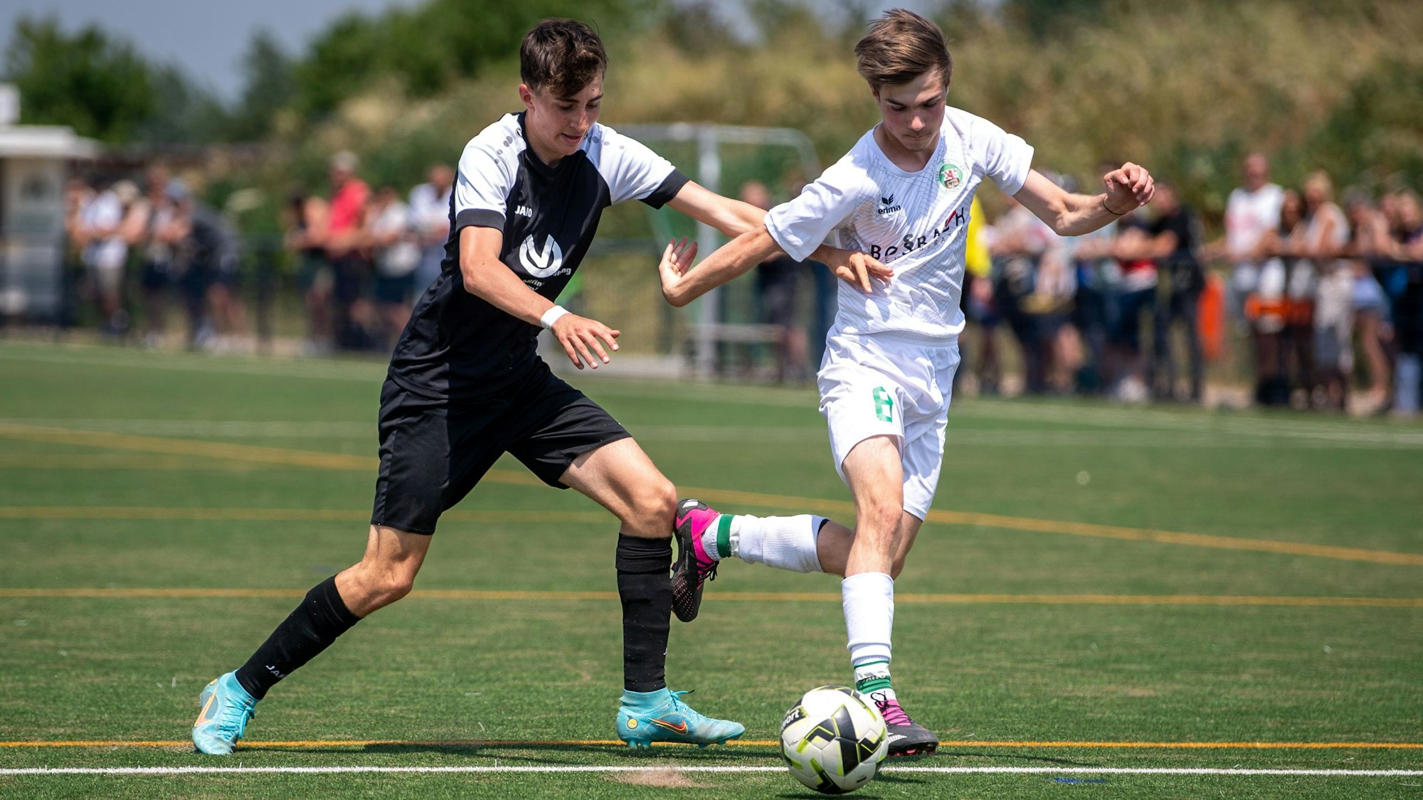 Ein Spieler von SW Stotzheim (schwarzes Trikot) versucht, sich gegen seinen Gegner durchzusetzen.