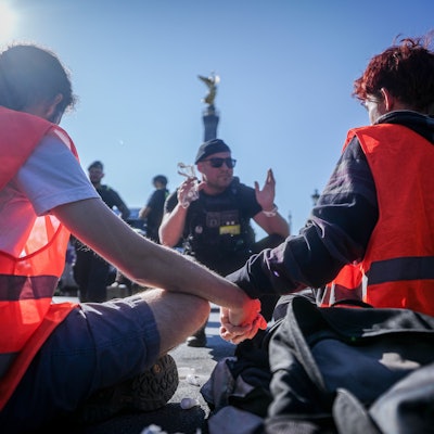 Aktivisten der Gruppe „Letzte Generation“ klebten sich am Montag nahe der Berliner Siegessäule auf der Straße fest. Laut Berliner Feuerwehr sollen die Klimaaktivisten fast 120 Rettungseinsätze behindert haben.
