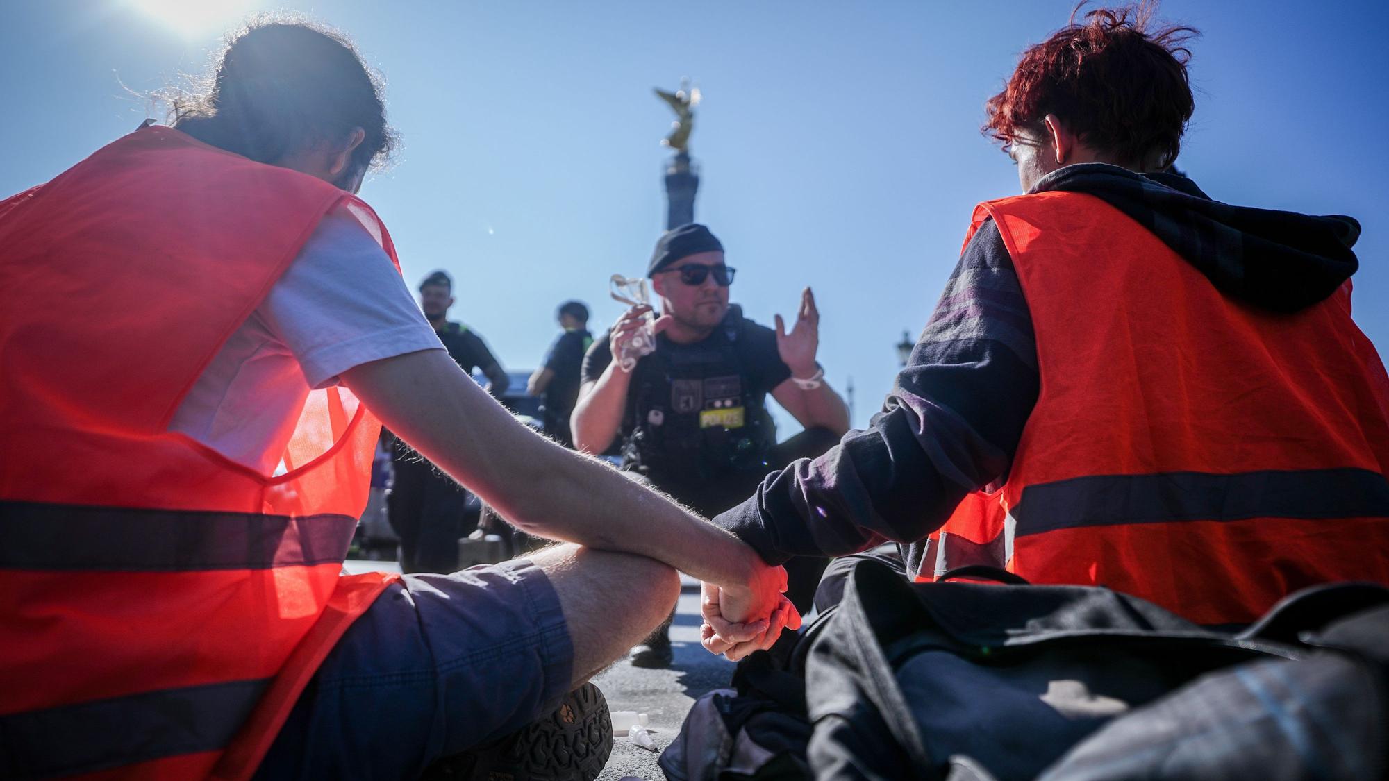 Aktivisten der Gruppe „Letzte Generation“ klebten sich am Montag nahe der Berliner Siegessäule auf der Straße fest. Laut Berliner Feuerwehr sollen die Klimaaktivisten fast 120 Rettungseinsätze behindert haben.