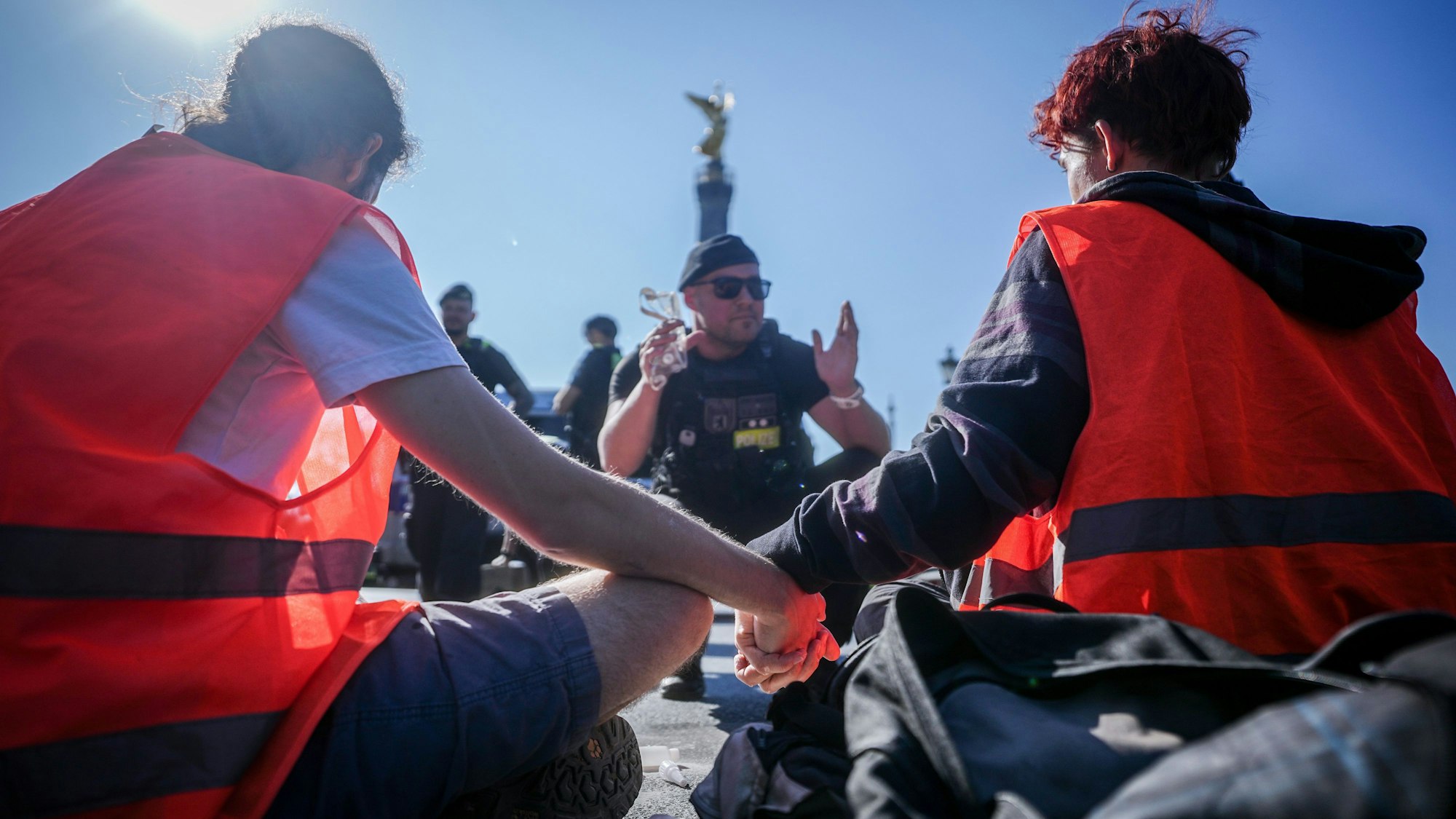 Aktivisten der Gruppe „Letzte Generation“ klebten sich am Montag nahe der Berliner Siegessäule auf der Straße fest. Laut Berliner Feuerwehr sollen die Klimaaktivisten fast 120 Rettungseinsätze behindert haben.