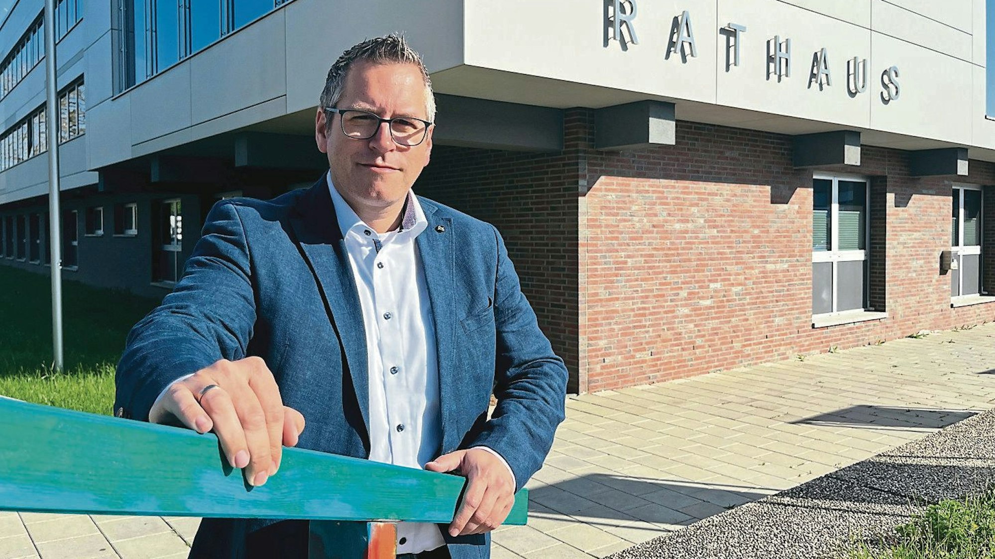 Sascha Solbach (SPD), Bürgermeister von Bedburg, ist vor dem Rathaus zu sehen.
