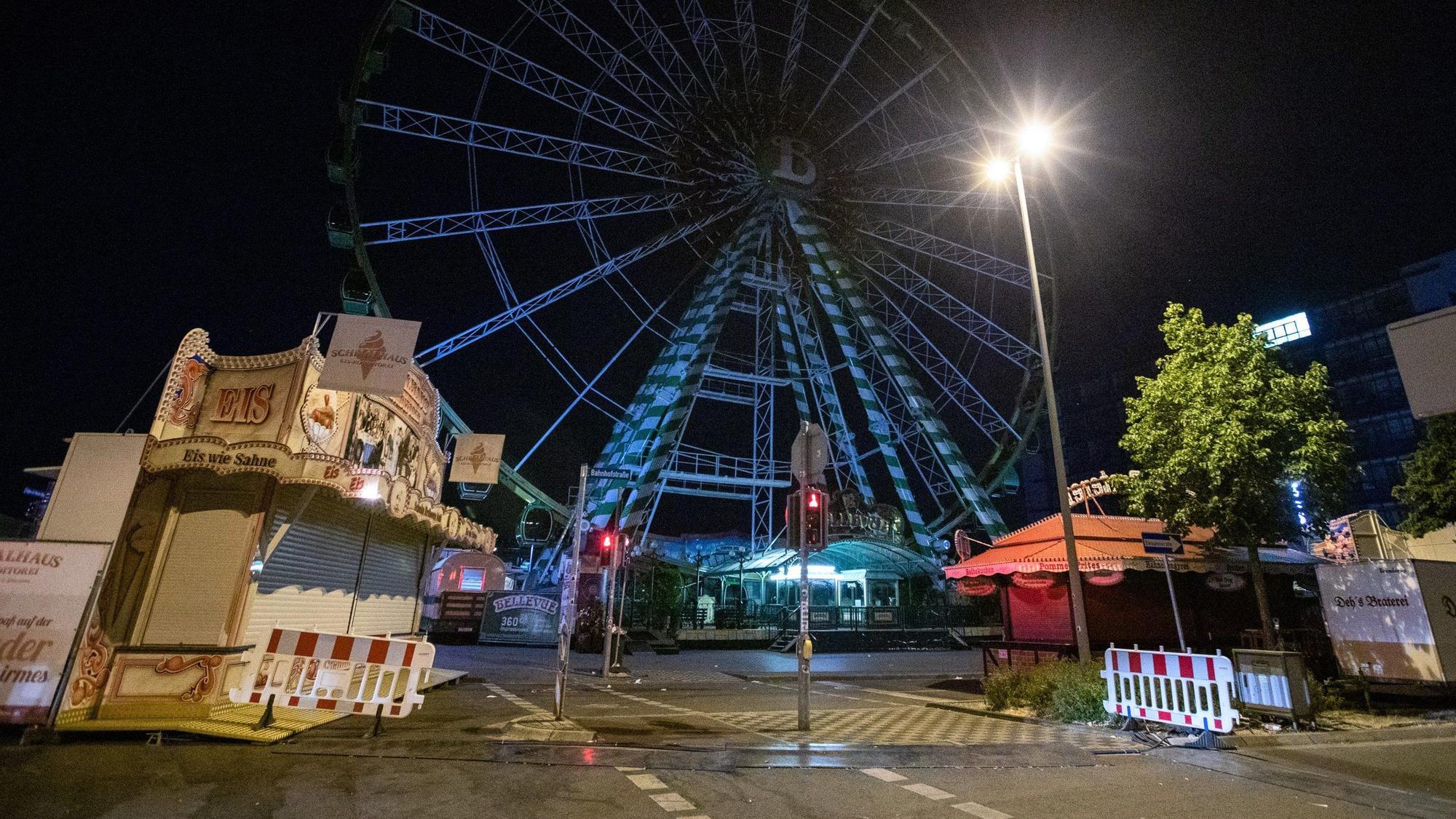 Dunkel und verlassen steht der geschlossene Jahrmarkt im Oberhausener Stadteil Sterkrade. Ein 18-Jähriger wurde vom Drehteller seines Fahrgeschäfts geschleudert, als er die Fahrchips einsammeln wollte. Durch die erlittenen schweren Verletzungen starb der Sohn einer Schaustellerfamilie noch vor Ort.