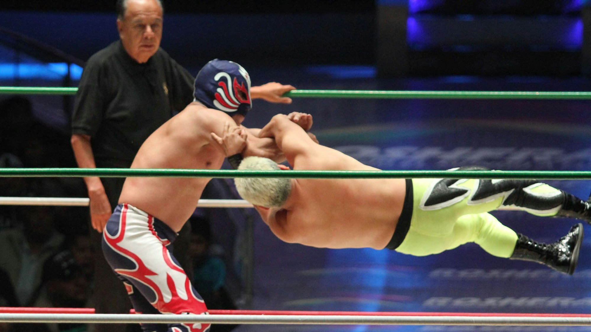 Wrestler der CMLL (Wrestling-Weltrat) treten am 03.02.2017 in der Sporthalle «Arena-Mexico» in Mexiko-Stadt (Mexiko) gegeneinander an.