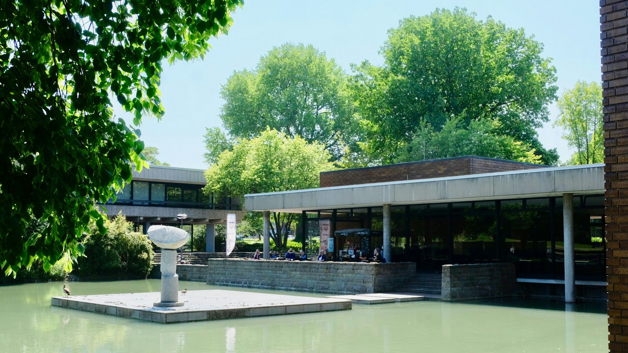 Das Museumsgebäude ist von Wasser umgeben.