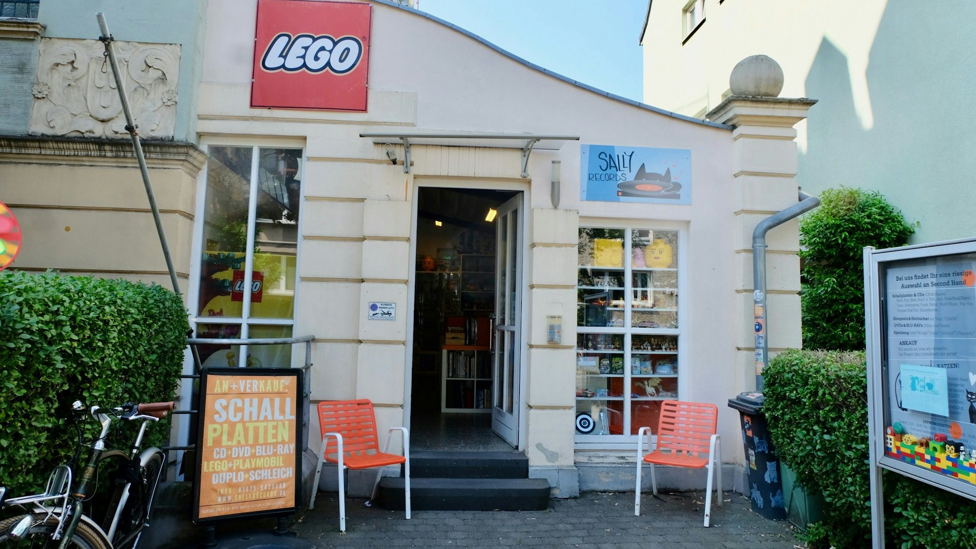 Die Geschäftsfassade ist beige