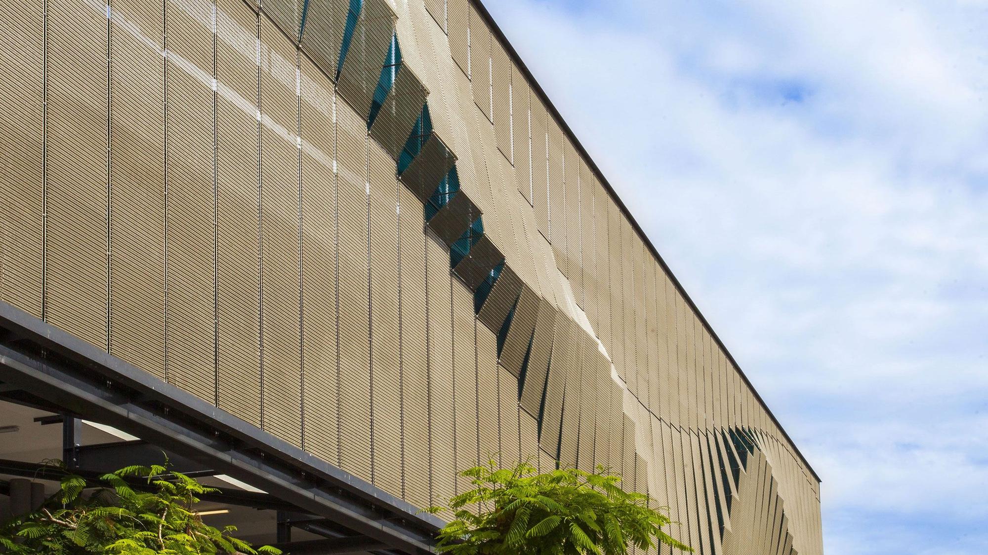 Ein mit Kunststoff-Gewebe verkleidetes Gebäude