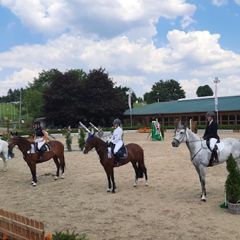Temperaturen wie im Hochsommer auf dem Silberberghof bei Wipperfürth-Kreuzberg. Reiter und Reiterinnen sitzen auf Pferden in einer Reihe.