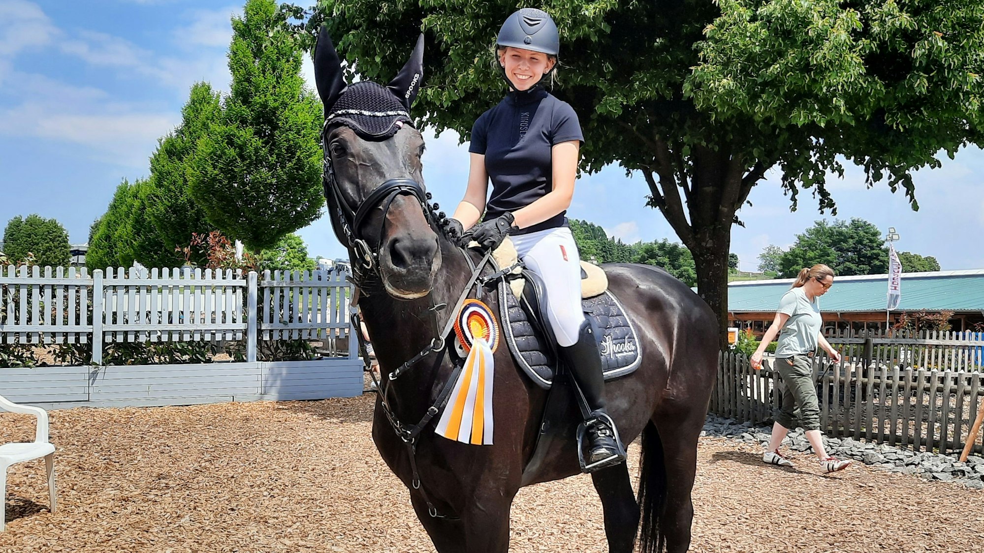 Eine Teilnehmerin auf ihrem Pferd beim Turnier auf dem Silberberg in Wipperfürth-Kreuzberg.