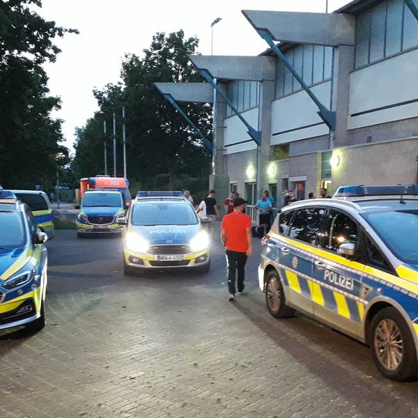 Polizeiautos stehen vor dem Erftstadion in Euskirchen.