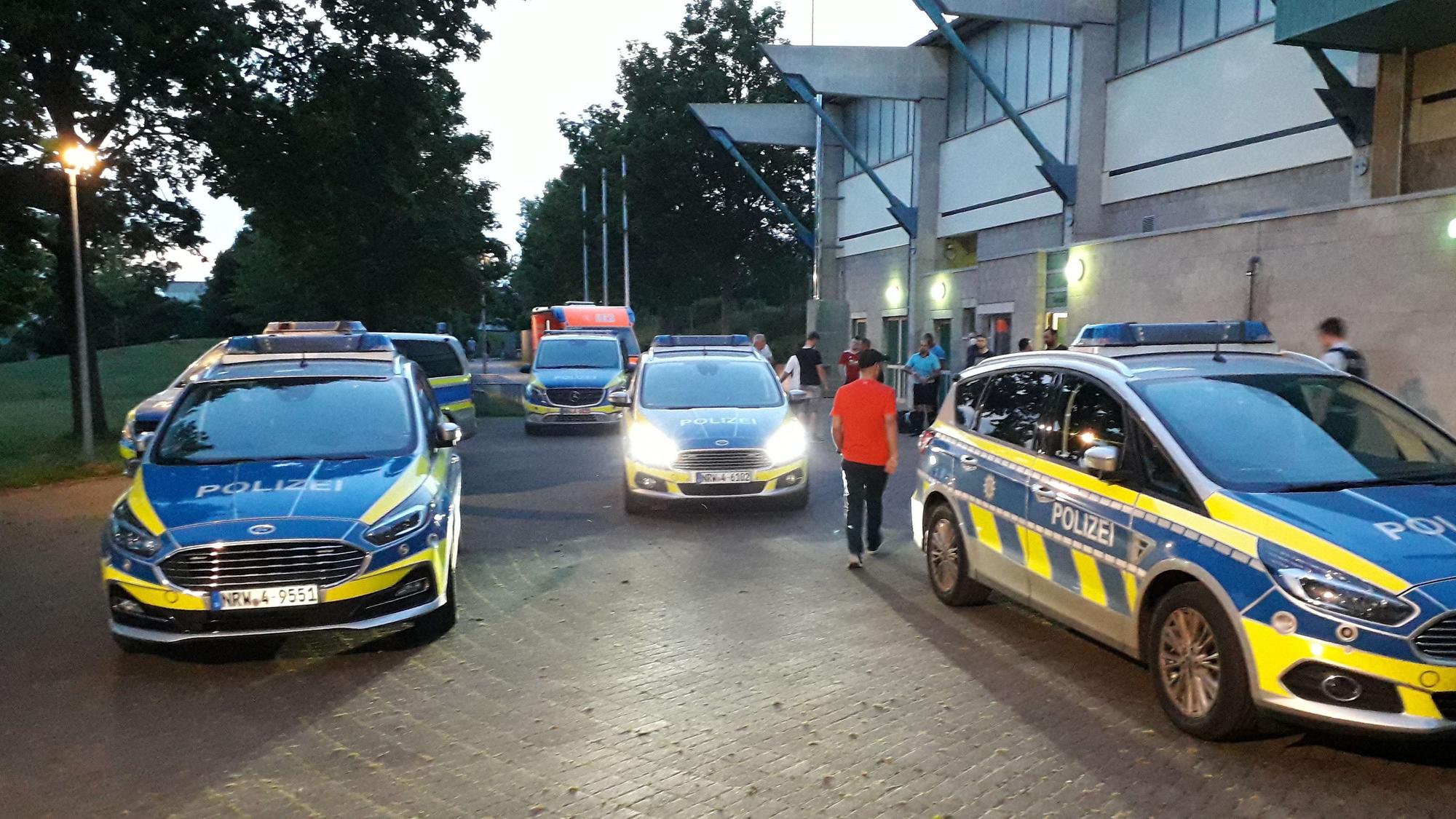 Zahlreiche Fahrzeuge der Polizei stehen vor dem Erftstadion in Euskirchen. Das Bild stammt vom Mai 2022, als es nach dem Abbruch eines Fußballspiels zu Ausschreitungen gekommen war.