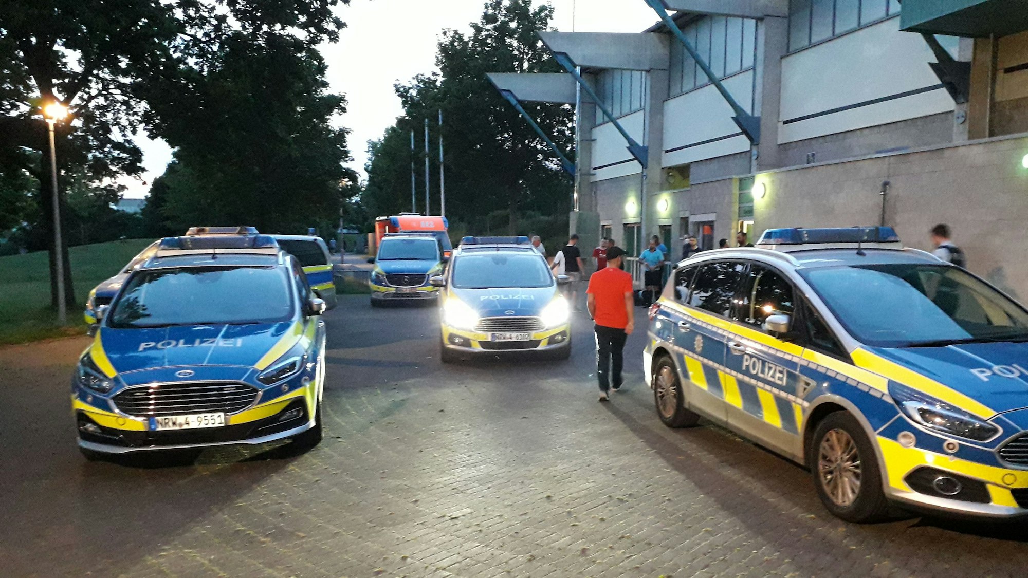 Zahlreiche Fahrzeuge der Polizei stehen vor dem Erftstadion in Euskirchen. Das Bild stammt vom Mai 2022, als es nach dem Abbruch eines Fußballspiels zu Ausschreitungen gekommen war.