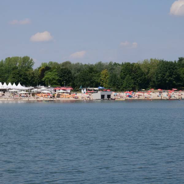 Auf dem Foto ist das Strandbad am Otto-Maigler-See in Hürth zu sehen.