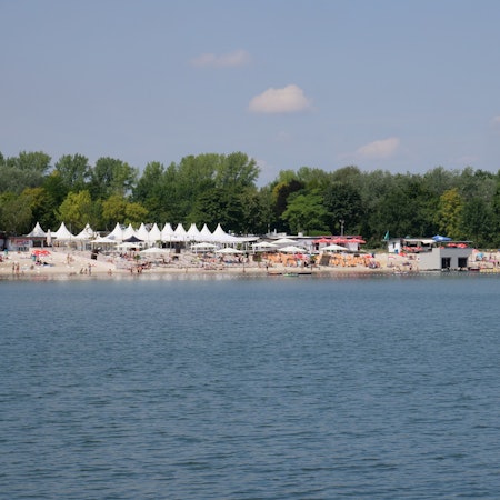 Auf dem Foto ist das Strandbad am Otto-Maigler-See in Hürth zu sehen.