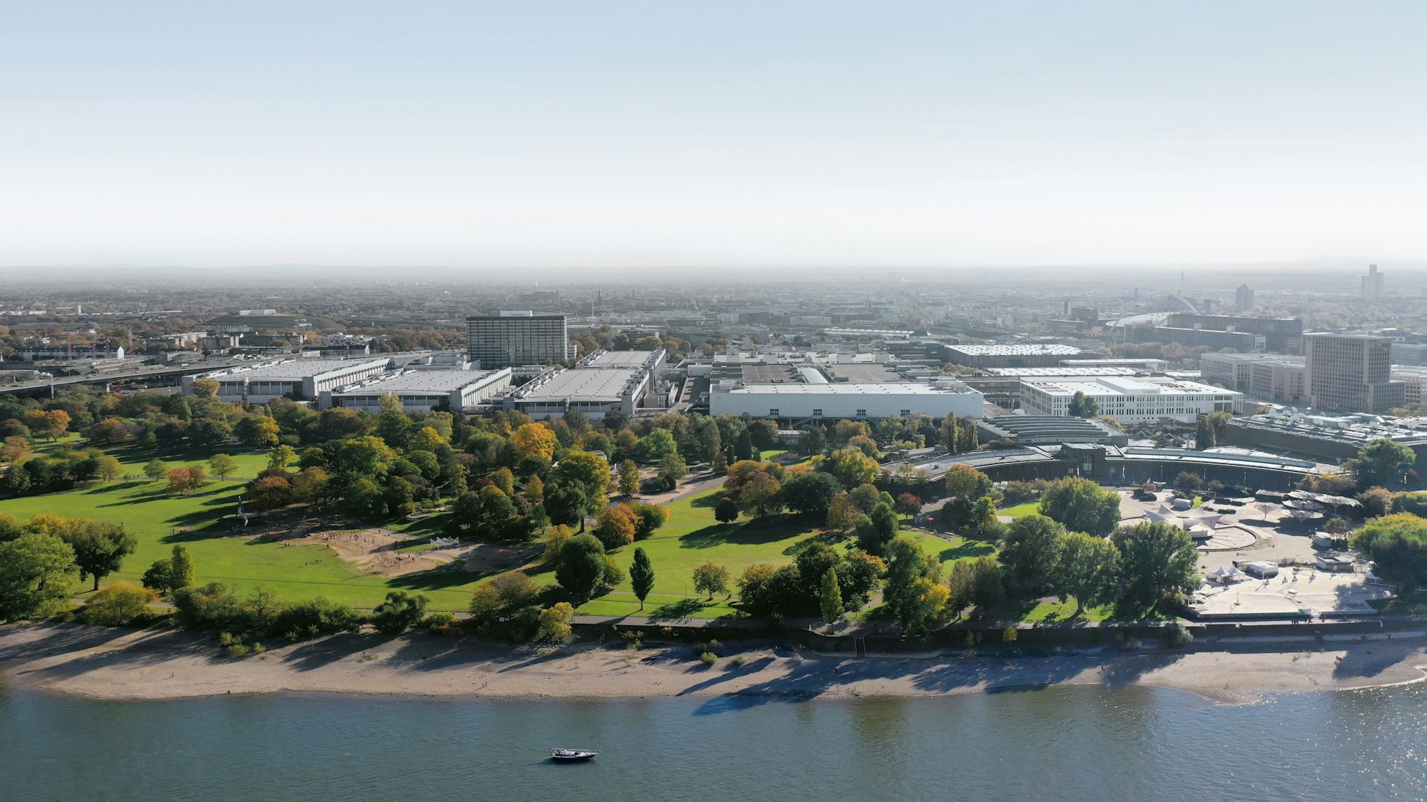Luftaufnahme des Geländes der Kölner Messe 2021