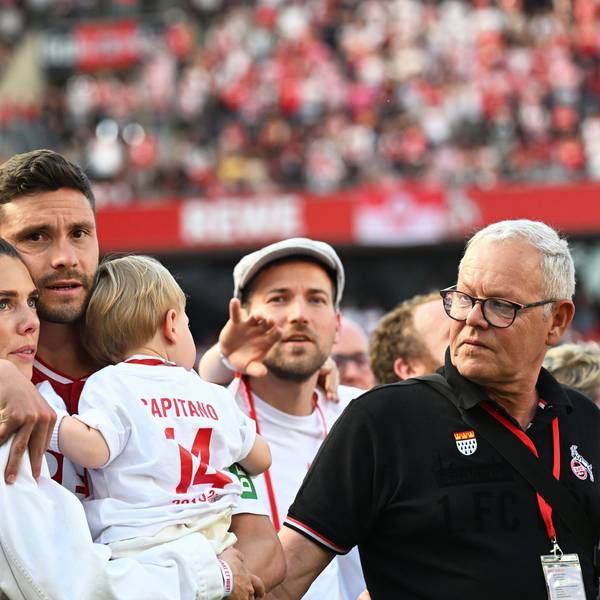 Kölns Jonas Hector (M) reagiert neben seiner Frau Anika bei seiner Verabschiedung.