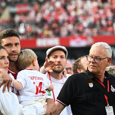 Kölns Jonas Hector (M) reagiert neben seiner Frau Anika bei seiner Verabschiedung.