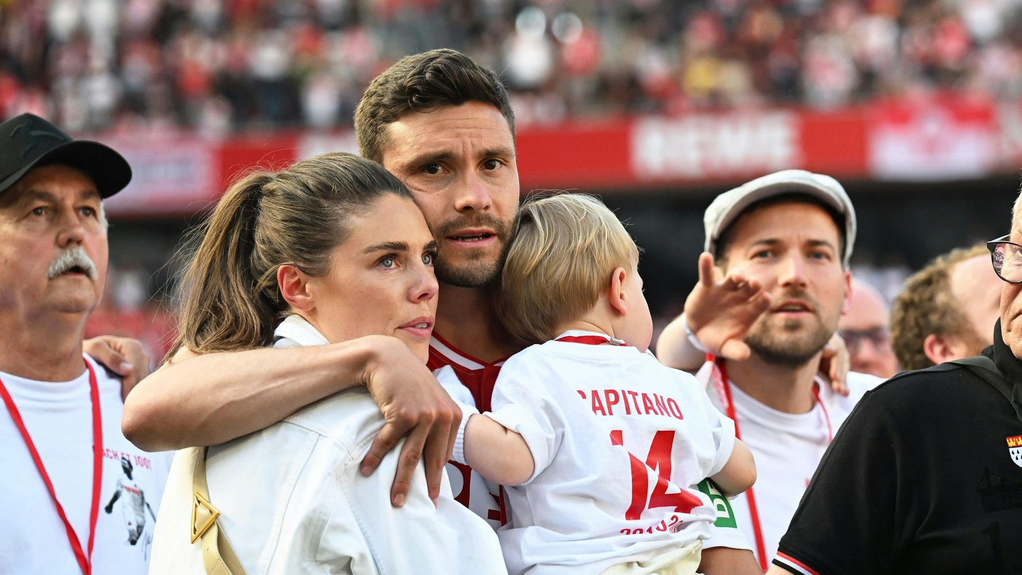 Kölns Jonas Hector (M) reagiert neben seiner Frau Anika bei seiner Verabschiedung.