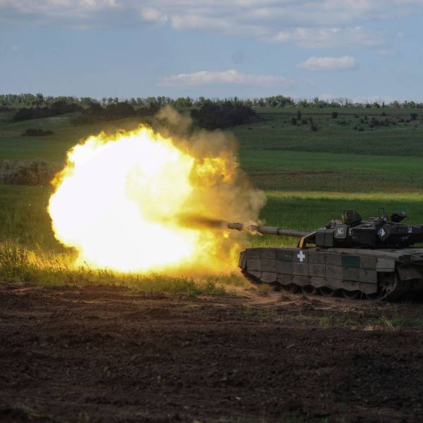 Ein ukrainischer Panzer gibt einen Schuss in der Nähe von Chasiv Yar ab. Die Ukraine meldet Geländegewinne bei ihrer offenbar laufenden Gegenoffensive. (Archivbild)