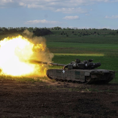 Ein ukrainischer Panzer gibt einen Schuss in der Nähe von Chasiv Yar ab. Die Ukraine meldet Geländegewinne bei ihrer offenbar laufenden Gegenoffensive. (Archivbild)