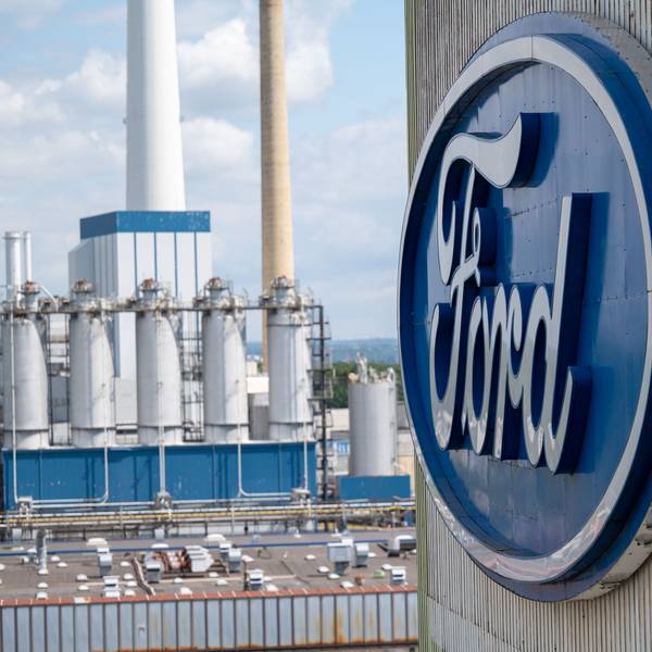 Das Emblem von Ford ist auf einem Gebäude in den Ford-Werken zu sehen.