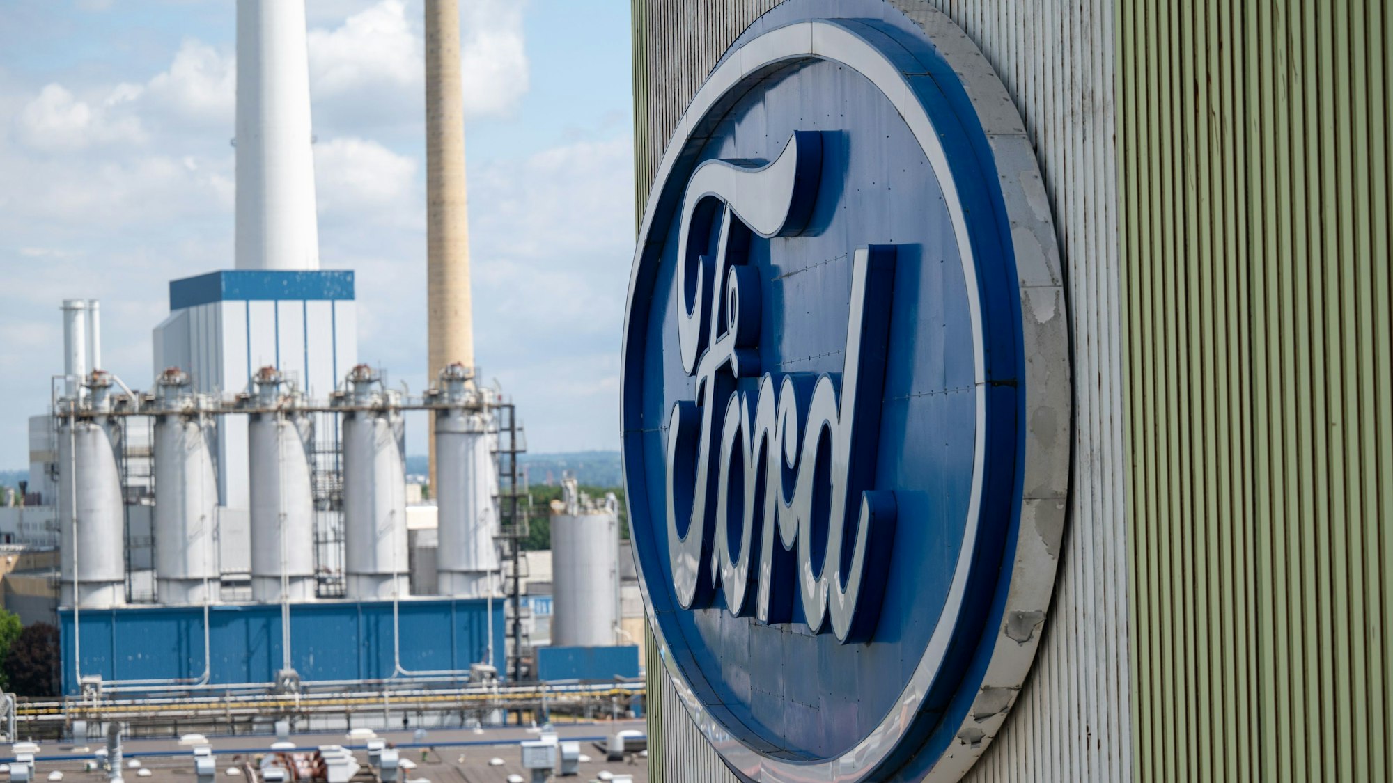 Das Emblem von Ford ist auf einem Gebäude in den Ford-Werken zu sehen.