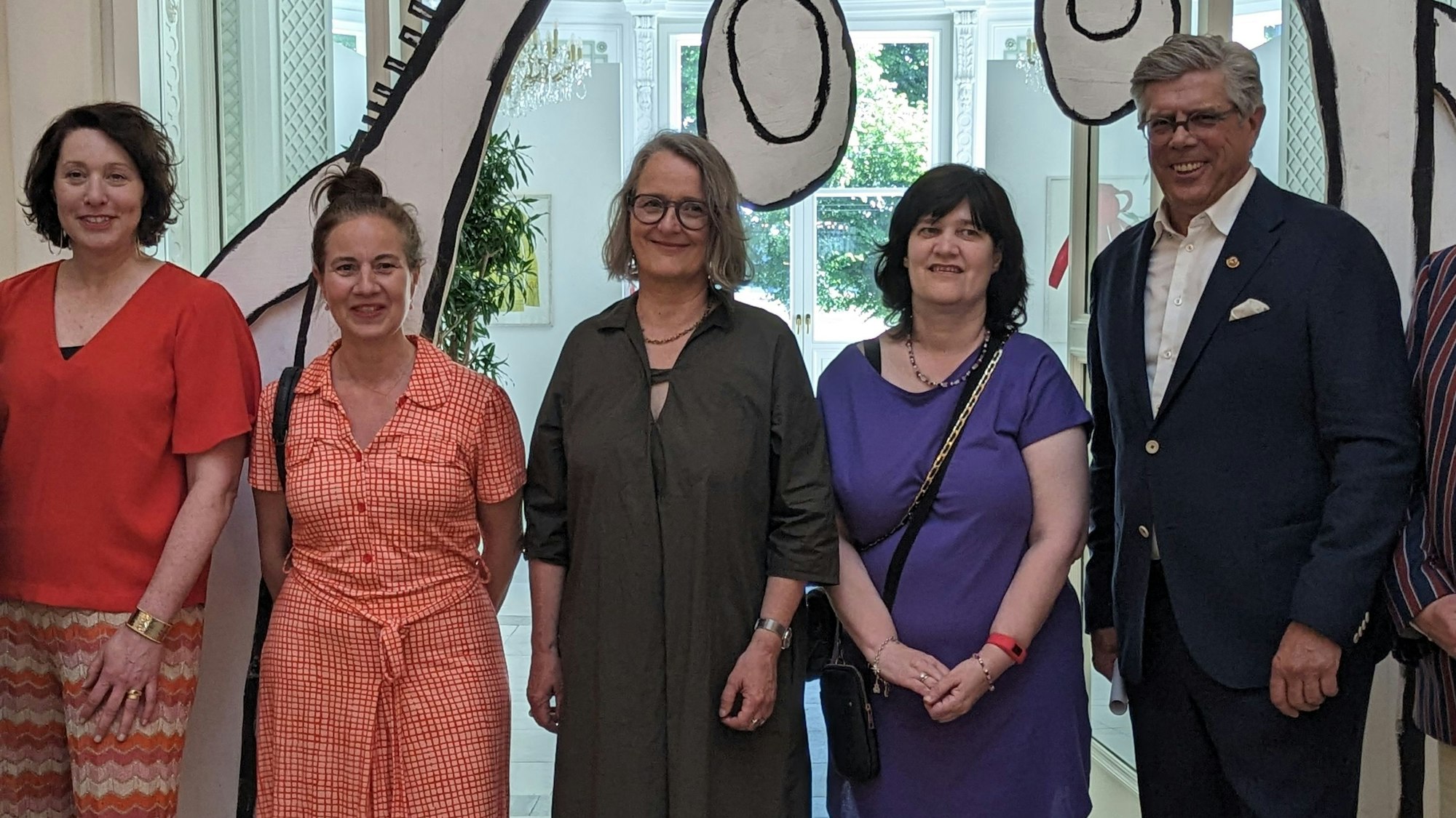 Sotheby's-Direktorin Barbara Guarnieri, Workshopleiterin Christine Reifenberger, Kat18-Leiterin Jutta Pöstges, Künstlerin Nicole Baginski und Rote-Funken-Präsident Heinz-Günther Hunold stehen gemeinsam vor der Kamera,