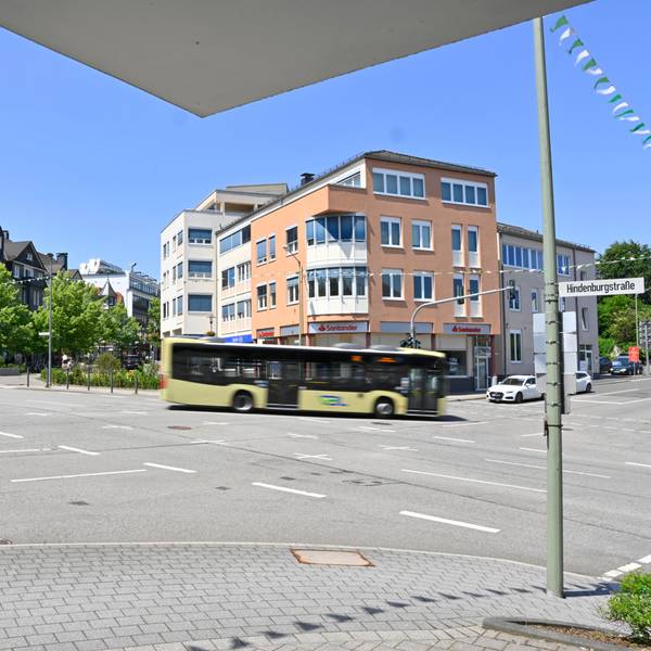 Ein Bus fährt über eine Hauptkreuzung in Gummersbach.