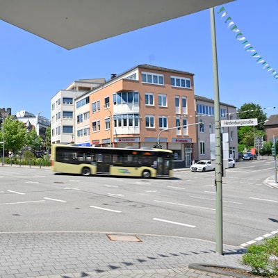 Ein Bus fährt über eine Hauptkreuzung in Gummersbach.
